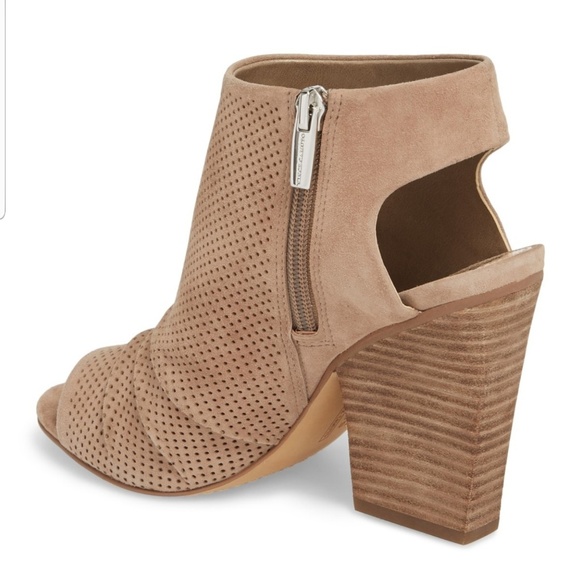 Vince Camuto Peep Toe Sandle - Picture 3 of 3